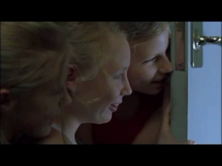 girls spy on boys in the shower - everyone loves alice / alla lskar alice (2002)